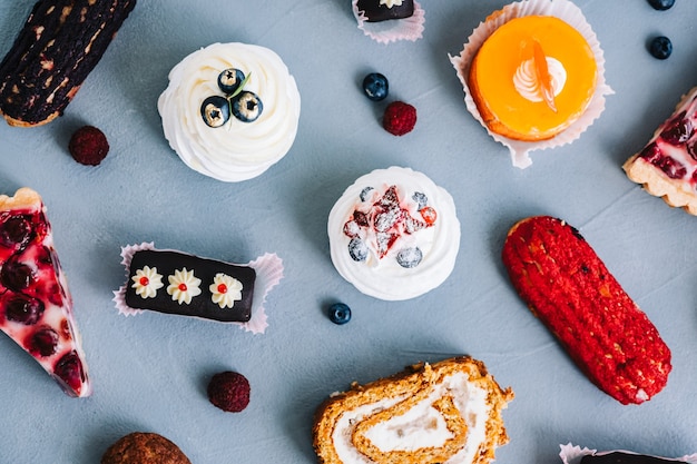 Assortiment van zoetwaren, verschillende soorten taarten en desserts op tafel.