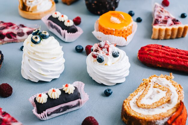 Assortiment van zoetwaren, verschillende soorten taarten en desserts op tafel.