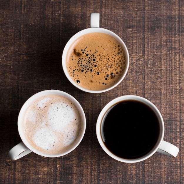 Foto assortiment van zwarte koffie en melkkoffie plat lag