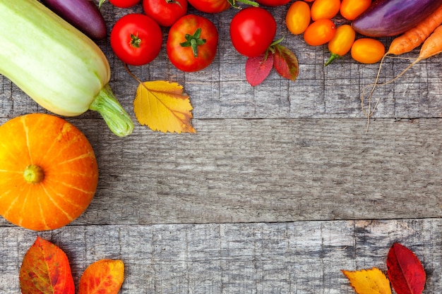 Foto assortiment verschillende verse biologische groenten op landelijke stijl houten achtergrond. gezonde voeding veganistisch vegetarisch dieet concept. lokale tuin produceert schoon voedsel. frame bovenaanzicht plat lag kopieerruimte