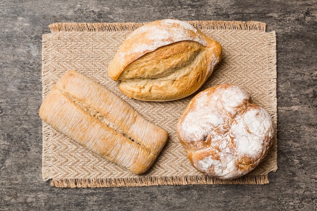 Assortiment versgebakken brood met servet op rustieke tafelblad Gezond ongezuurd brood Frans brood