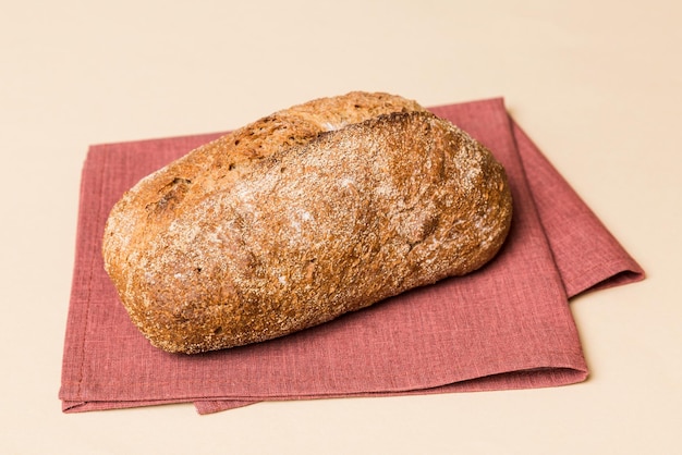 Assortiment versgebakken brood met servet op rustieke tafelblad Gezond ongezuurd brood Frans brood