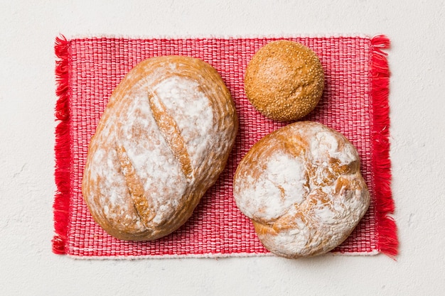 Assortiment versgebakken brood met servet op rustieke tafelblad Gezond ongezuurd brood Frans brood
