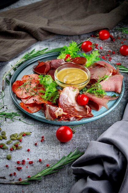 Assortiment vleesschotels Hapjes op de grijze stenen tafel