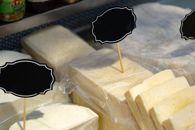 Assortiment voorgerecht kaas bij de winkelstand