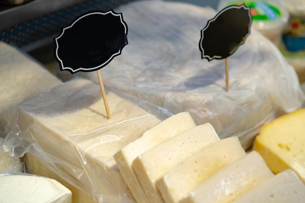 Assortiment voorgerecht kaas bij de winkelstand