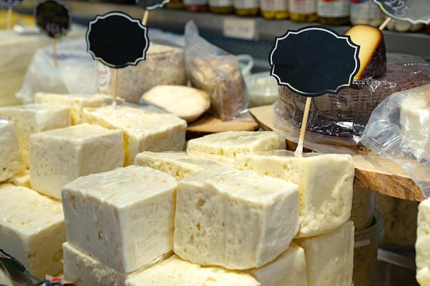 Assortiment voorgerecht kaas bij de winkelstand