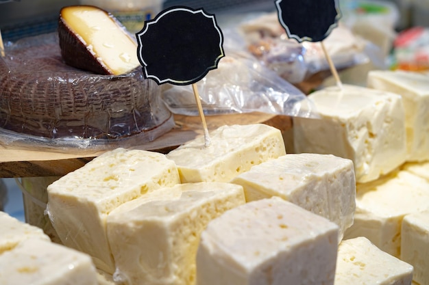 Assortiment voorgerecht kaas bij de winkelstand