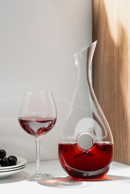 Foto assortiment wijnglazen en karaf op tafel
