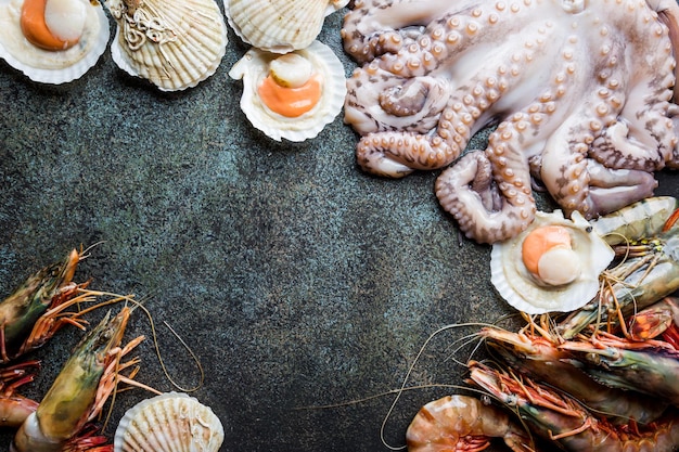 Assortiment zeevruchten met rauwe verse octopus, sint-jakobsschelpen en garnalen, als gastronomische dinerachtergrond