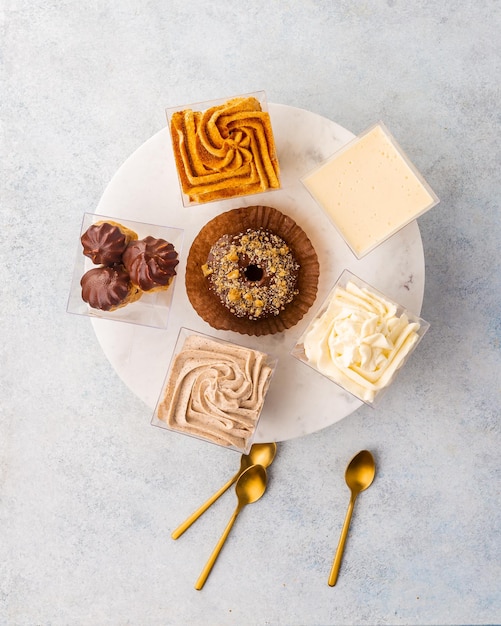 Assortiment zoetwaren verschillende soorten taarten en desserts op tafel