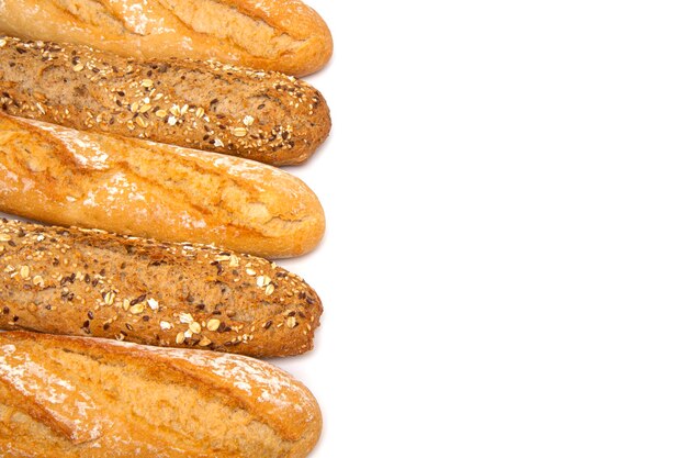 Foto assortimento di baguette di pane al forno isolato su sfondo bianco