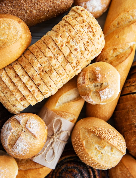 Foto assortimento di pane cotto