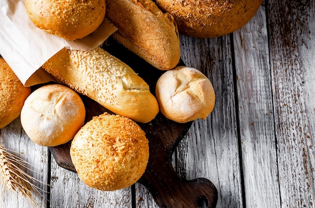 Assortimento di prodotti da forno sulla vecchia tavola di legno bianca