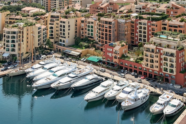 Un assortimento di barche e yacht in una marina a monte carlo