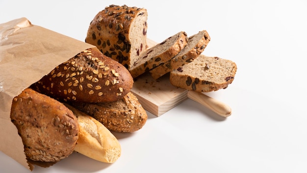 Foto assortimento di pane in sacchetto di carta