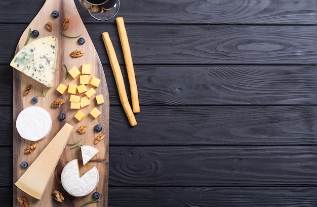 Foto assortimento di formaggio brie, camembert, parmigiano e roquefort