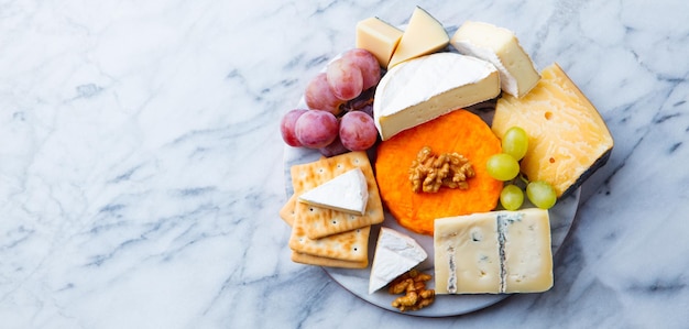 チーズぶどうとクラッカーの盛り合わせ 大理石背景 平面図 コピースペース