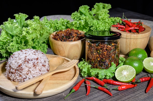 L'assortimento di pasta di peperoncino, cibo tradizionale tailandese, salutare e dietetico, caldo e speziato
