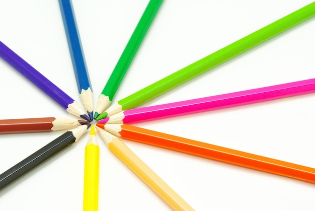 Ассортимент цветных карандашей на белом фоне