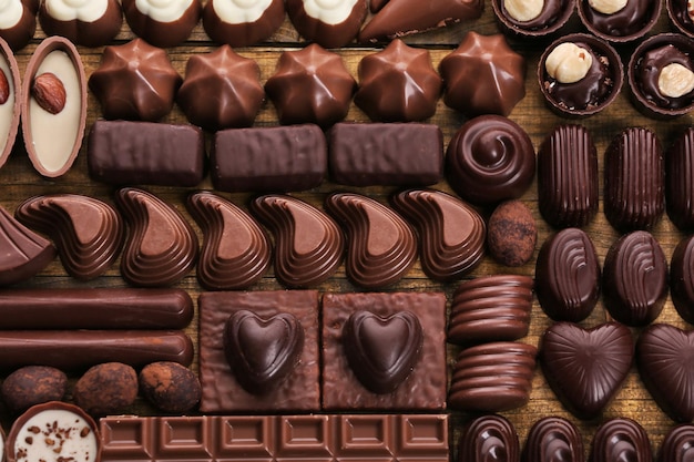 おいしいチョコレート菓子の背景の品揃え、クローズアップ