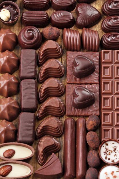 おいしいチョコレート菓子の背景の品揃え、クローズアップ
