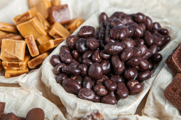 おいしいチョコレート菓子の背景の品揃え