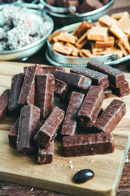 おいしいチョコレート菓子の背景の品揃え