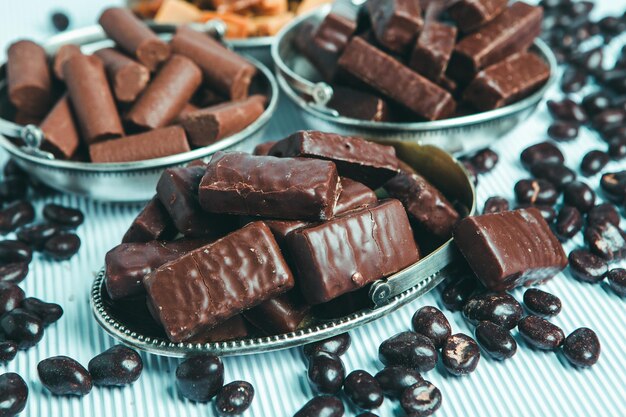 Foto assortimento di deliziose caramelle al cioccolato sullo sfondo