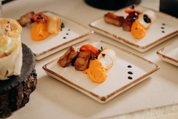 Foto assortimento di deliziosi snack sul tavolo festivo a buffet aperto nel piatto del catering del ristorante