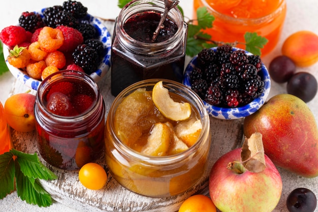 Assortimento di diverse marmellate in barattolo