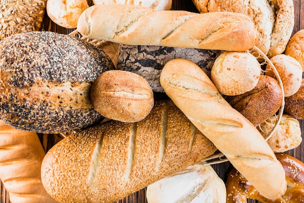 Foto assortimento di diversi tipi di pane cotto