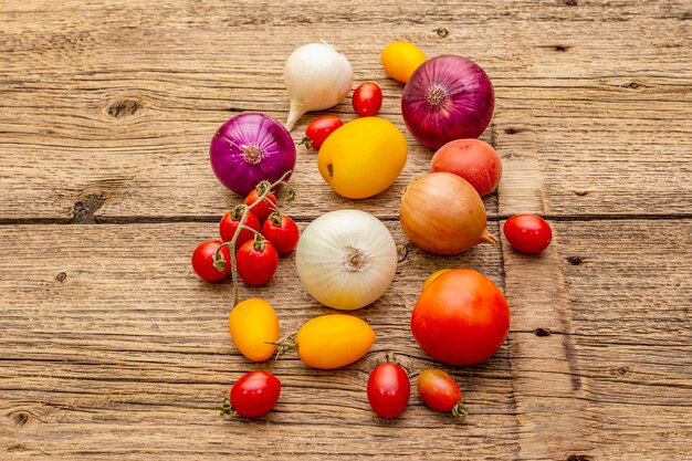 Assortimento di diversi tipi di cipolle e pomodori