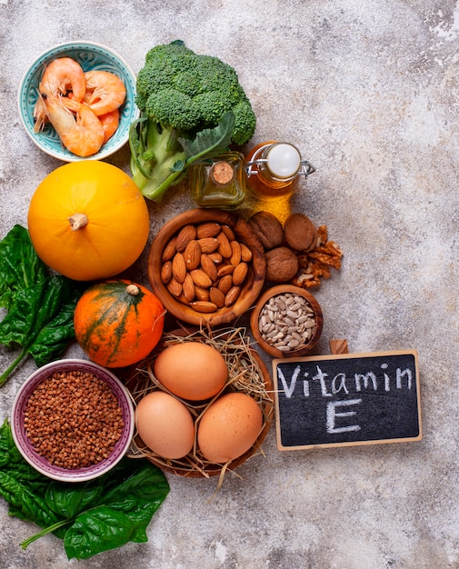 Assortimento di fonti alimentari di vitamina e