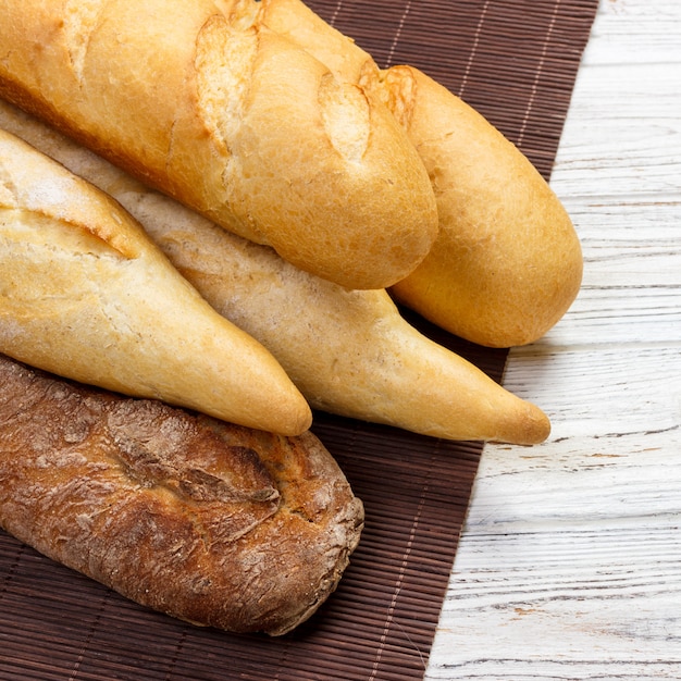 Photo assortment of fresh french baguettes on a wooden table