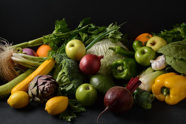 Assortimento di frutta e verdura fresca sfondo di cibo sano shopping cibo nel supermercato