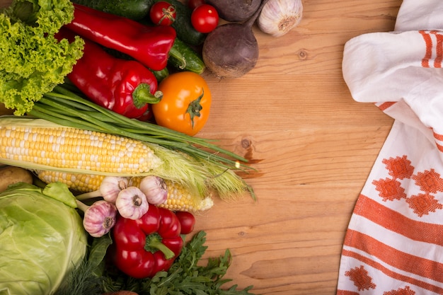 木製のテーブルに新鮮な生野菜の品揃え。空のスペースで健康食品平面図背景。