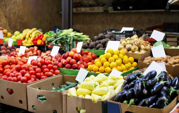 Ассортимент свежих овощей и фруктов на рынке