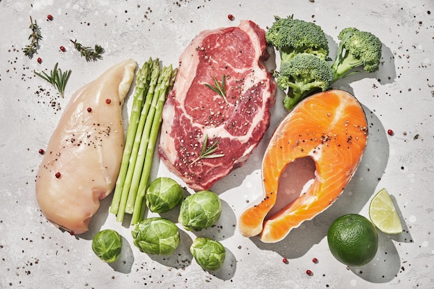 다양한 건강에 좋은 단백질 공급원과 보디 빌딩 식품 쇠고기 고기 연어 생선 스테이크 닭 가슴살과 녹색 채소
