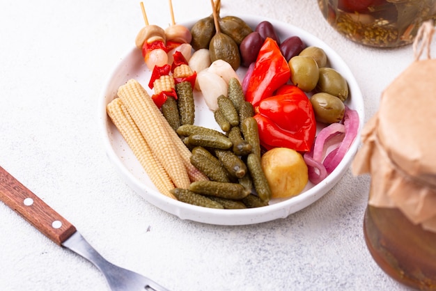 Assortimento di verdure marinate o in salamoia