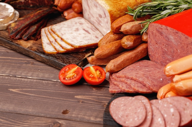 Ассортимент мяса и колбасы на деревянной поверхности