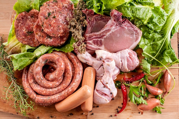 Foto assortimento di carne cruda mista fresca per barbecue vista dall'alto