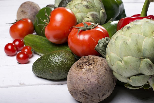 Un assortimento di verdure miste sul tavolo