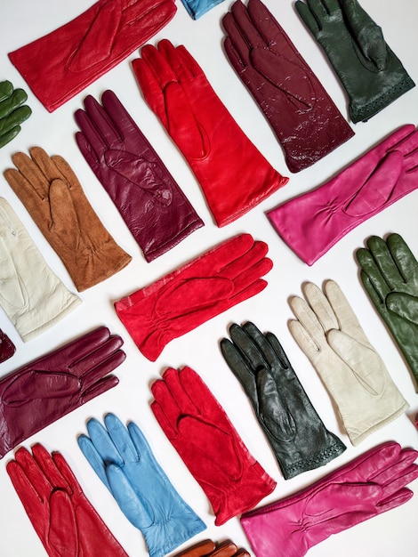 Фото Ассортимент цветных перчаток на белом фоне