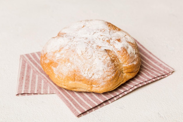 사진 소박한 탁자 위에 냅킨이 있는 갓 구운 빵 구색 건강한 이스트를 넣지 않은 빵 프랑스 빵