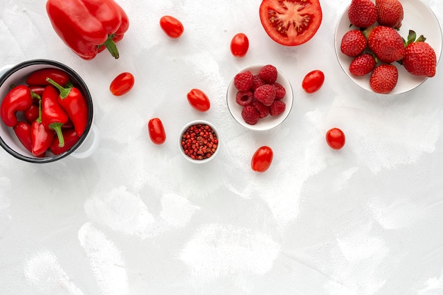Фото Ассорти из красных фруктов и овощей