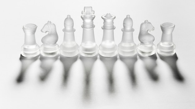 Фото Ассортимент прозрачных шахматных фигур