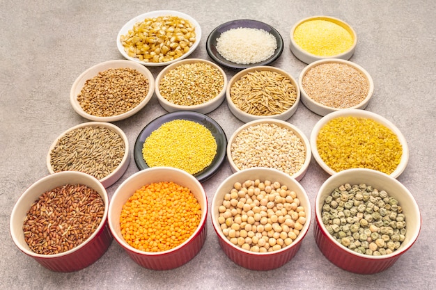 Assortimento di cereali biologici, legumi e cereali integrali in ciotole