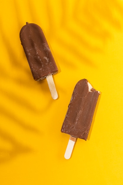 Photo assortment of popsicles with chocolate