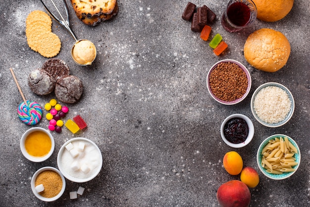 Assortimento di alimenti a base di carboidrati semplici